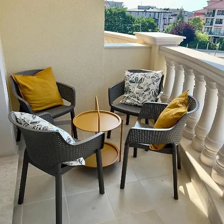 Sunny In Bellicity Complex *